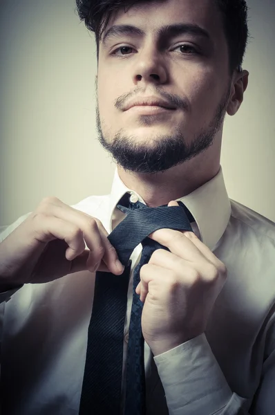 Seksi şık işadamı ayarlama kravat — Stok fotoğraf