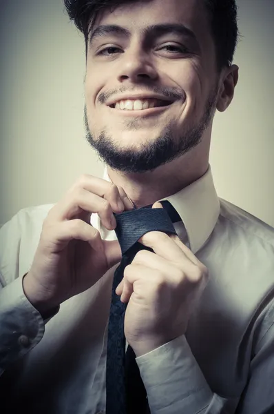 Sexy elegante homem de negócios ajustando gravata — Fotografia de Stock