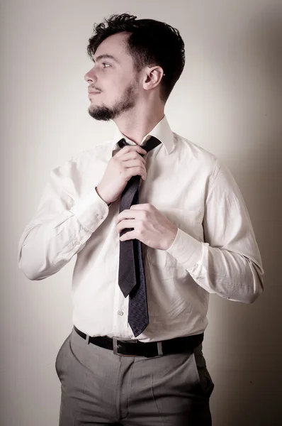 性感时尚商人调整领带 — 图库照片