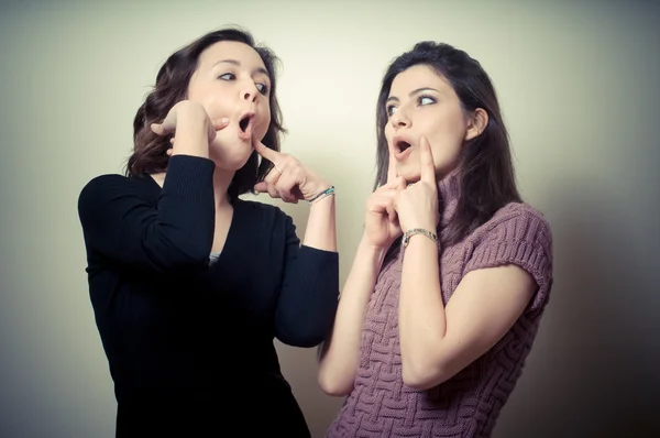 Duas meninas bonitas jogando — Fotografia de Stock