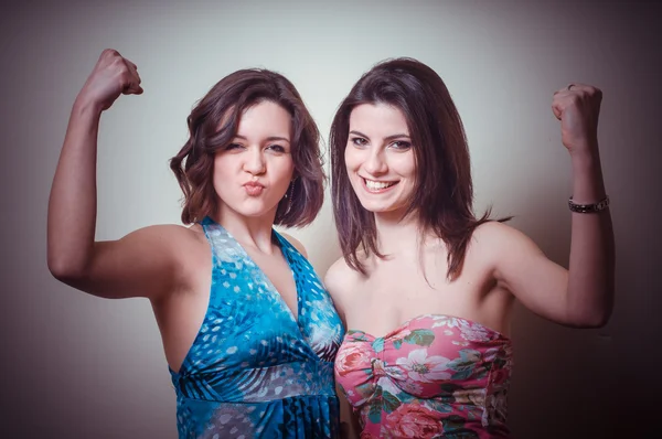 Dos hermosas chicas mostrando músculo — Foto de Stock
