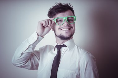 Yeşil gözlük ile seksi şık işadamı
