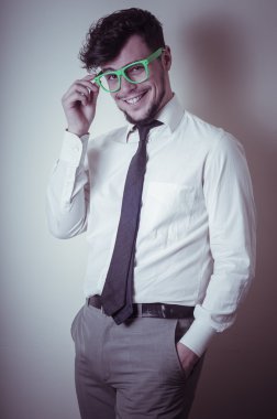 Yeşil gözlük ile seksi şık işadamı