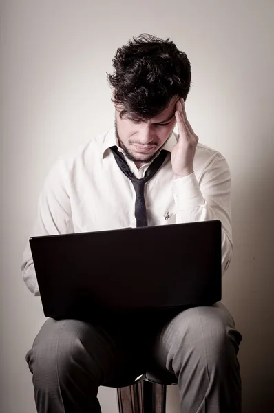 Uomo d'affari stressato utilizzando notebook — Foto Stock