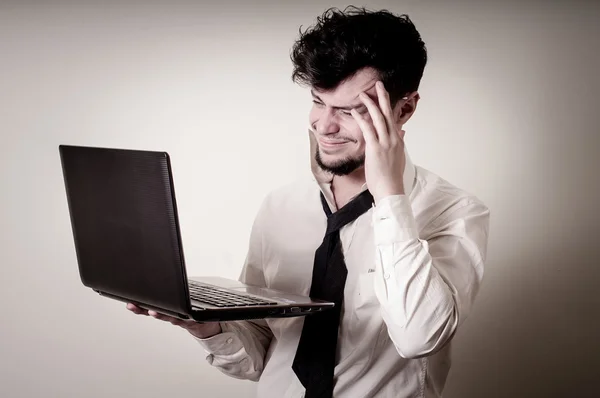 Homem de negócios estressado usando notebook — Fotografia de Stock