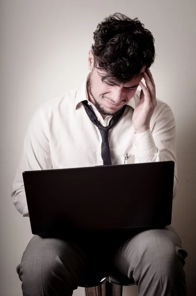 Homem de negócios estressado usando notebook — Fotografia de Stock