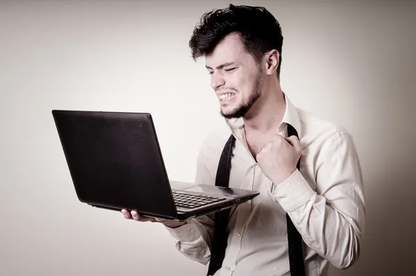 Hombre de negocios estresado utilizando portátil — Foto de Stock