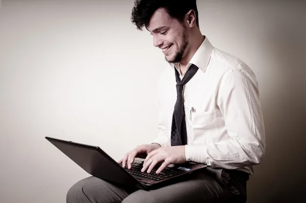 Grappige zakenman laptop gebruiken — Stockfoto