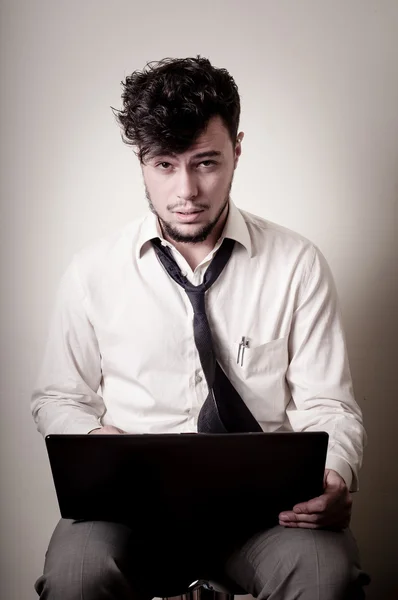 Uomo d'affari stressato utilizzando notebook — Foto Stock