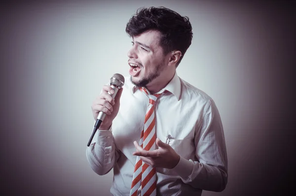 Engraçado elegante homem de negócios cantando — Fotografia de Stock