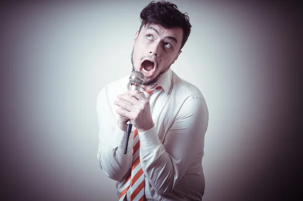 Engraçado elegante homem de negócios cantando — Fotografia de Stock