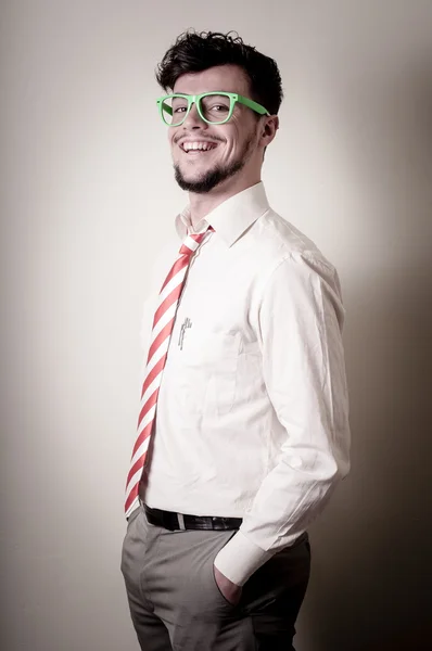 Hipster stylischer Geschäftsmann mit grüner Brille — Stockfoto