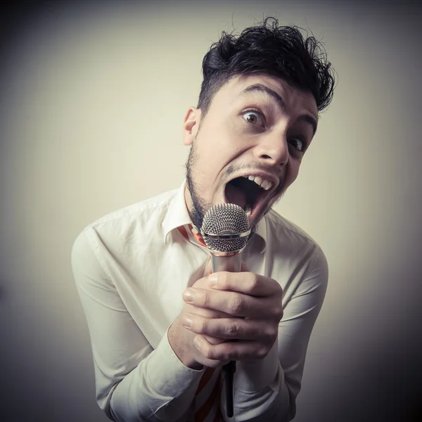 Grappige stijlvolle zakenman zingen — Stockfoto