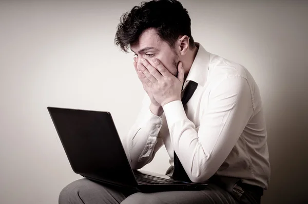 Homem de negócios estressado usando notebook — Fotografia de Stock