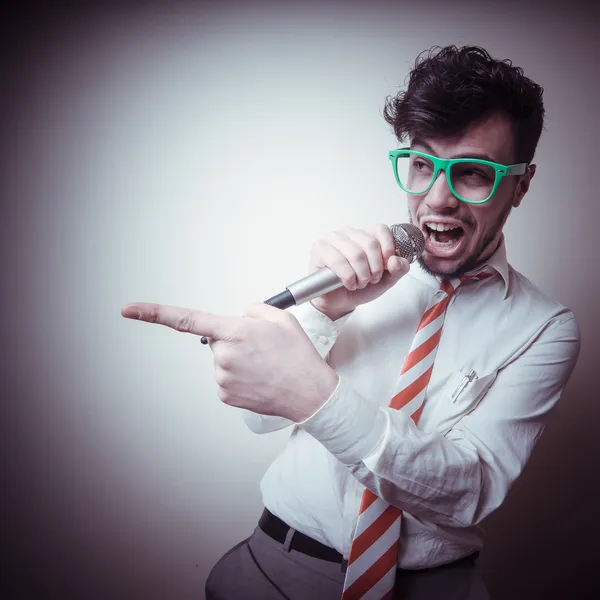 Engraçado elegante homem de negócios cantando — Fotografia de Stock