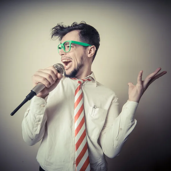 Engraçado elegante homem de negócios cantando — Fotografia de Stock