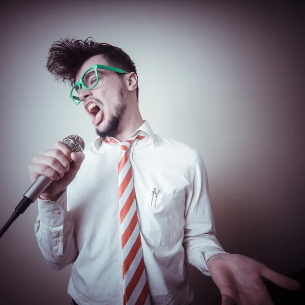 Engraçado elegante homem de negócios cantando — Fotografia de Stock