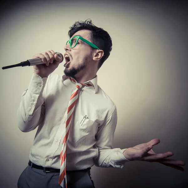 Engraçado elegante homem de negócios cantando — Fotografia de Stock