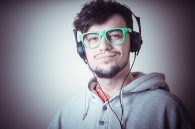 Kazak ve kulaklıklar çocuk