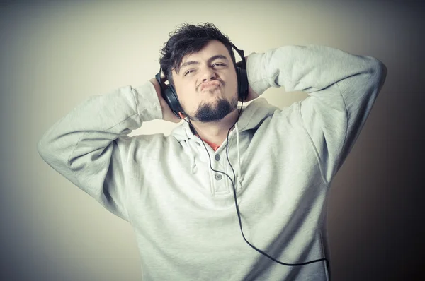 Niño con sudadera y auriculares — Foto de Stock