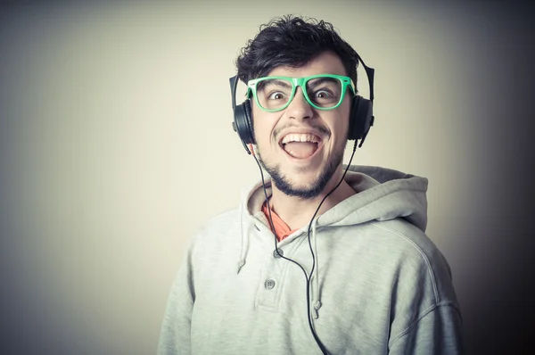 Garçon avec sweat-shirt et casque — Photo