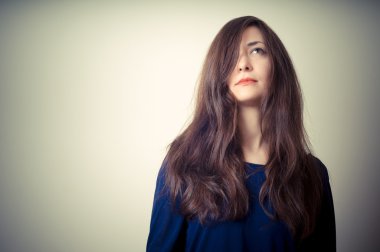 Uzun saçlı ciddi bir kadın.