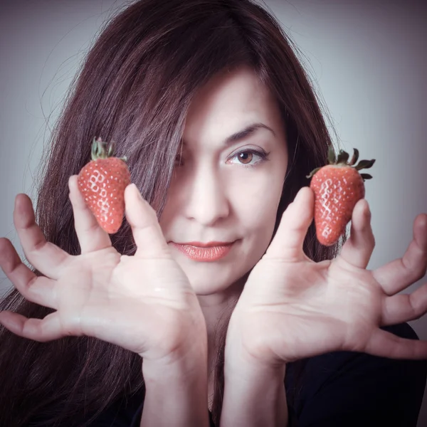Vacker kvinna med jordgubbar — Stockfoto