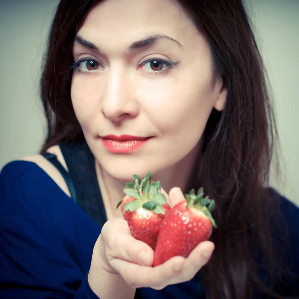 Belle femme aux fraises — Photo