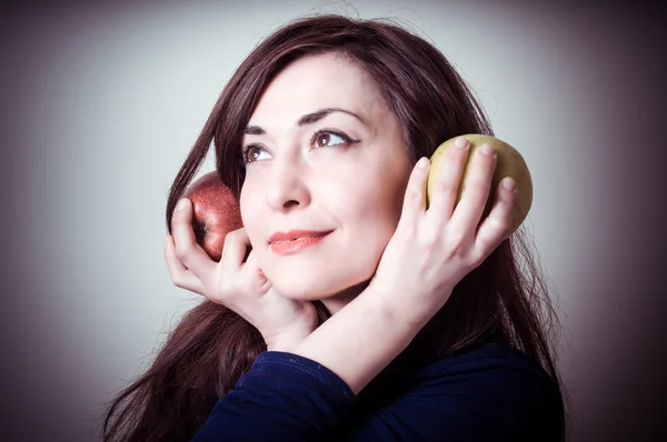 Hermosa mujer con manzanas rojas y amarillas —  Fotos de Stock