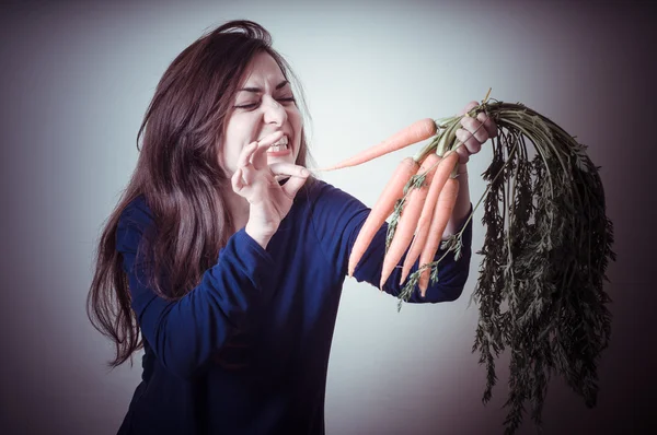 Mulher bonita com cenouras — Fotografia de Stock