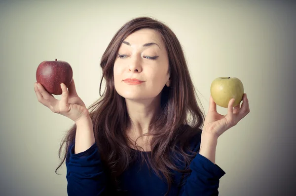 美しい女性が赤または黄色のリンゴを選択します。 — ストック写真