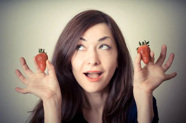 Vacker kvinna med jordgubbar — Stockfoto