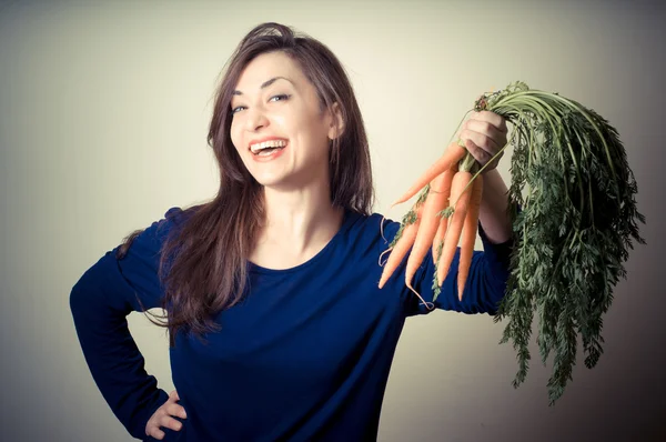 Hermosa mujer con zanahorias —  Fotos de Stock