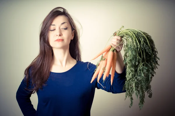 Hermosa mujer con zanahorias —  Fotos de Stock