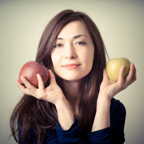 Mulher bonita com maçãs vermelhas e amarelas — Fotografia de Stock