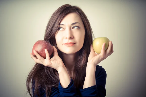 Belle femme aux pommes rouges et jaunes — Photo