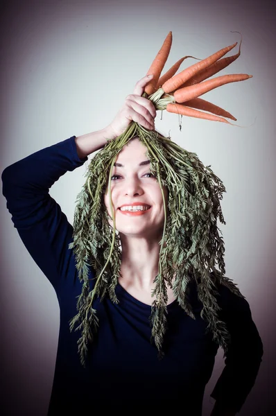 Mulher bonita com cenouras no cabelo — Fotografia de Stock