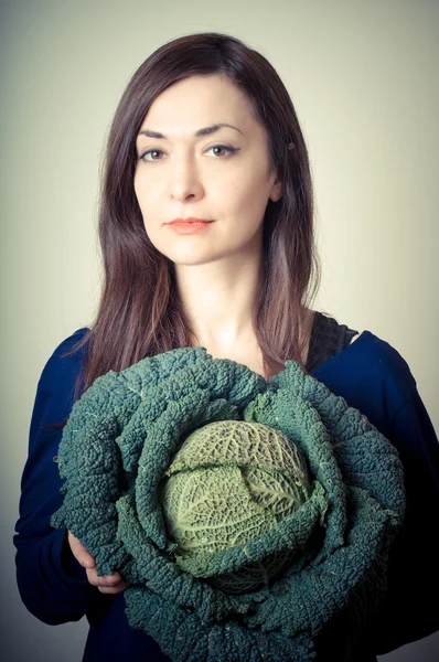 Красивая женщина с савойской капустой — стоковое фото