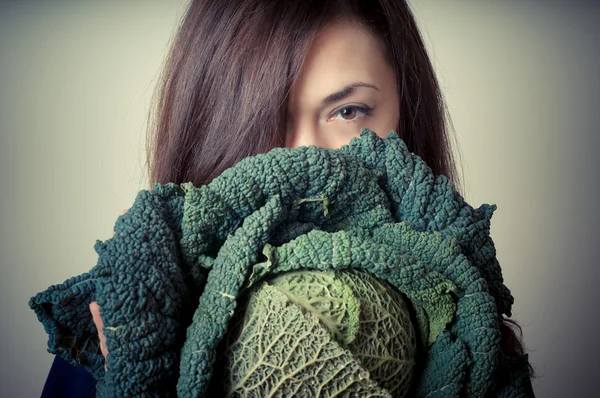 Красивая женщина с савойской капустой — стоковое фото