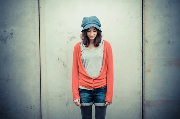 Beautiful stylish woman listening to music — Stock Photo, Image