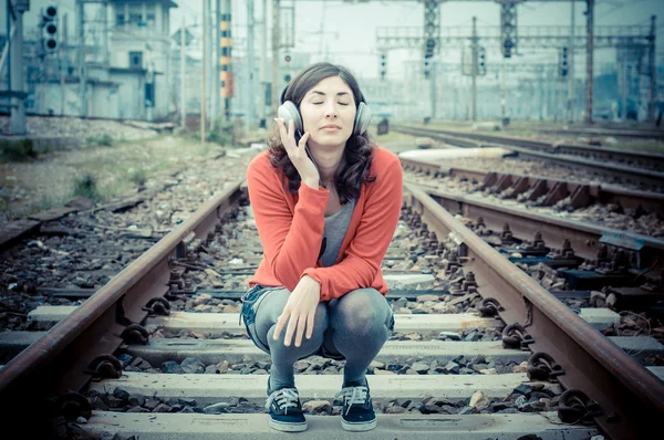 Красивая стильная женщина слушает музыку — стоковое фото