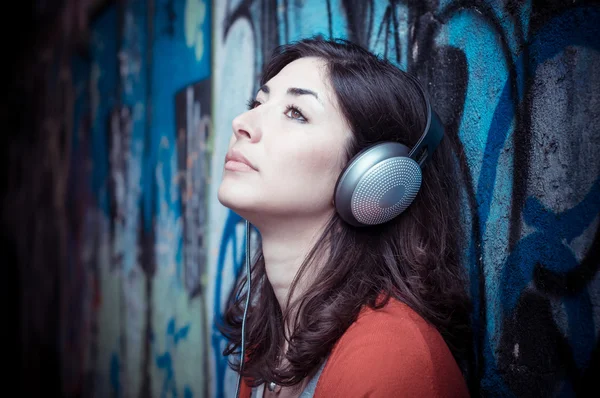 Όμορφη κομψή γυναίκα, ακούγοντας μουσική — Φωτογραφία Αρχείου