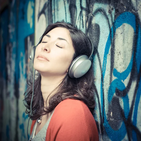 Красива стильна жінка слухає музику — стокове фото