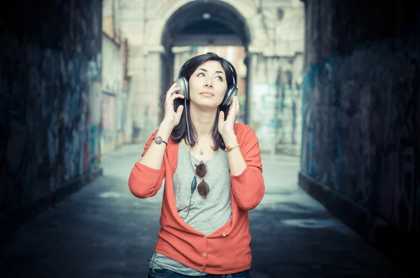 Mooie stijlvolle vrouw luisteren naar muziek — Stockfoto