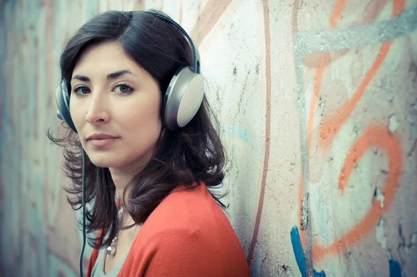 Hermosa mujer elegante escuchando música — Foto de Stock