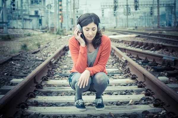 Schöne stilvolle Frau, die Musik hört — Stockfoto