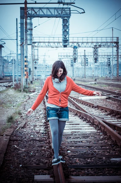 Mooie stijlvolle vrouw luisteren naar muziek — Stockfoto