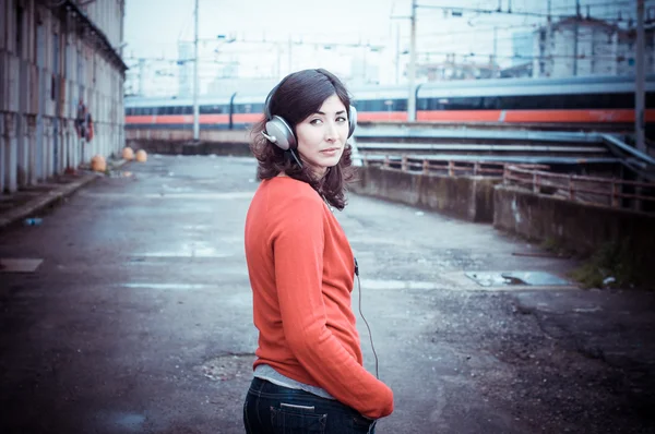 Mooie stijlvolle vrouw luisteren naar muziek — Stockfoto