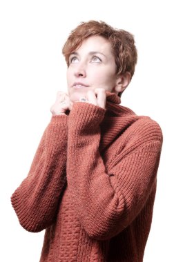 kısa saçlı kız soğuk turuncu kazak ile gülümseyen