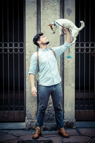 Homme élégant dans la rue avec un jack russel — Photo